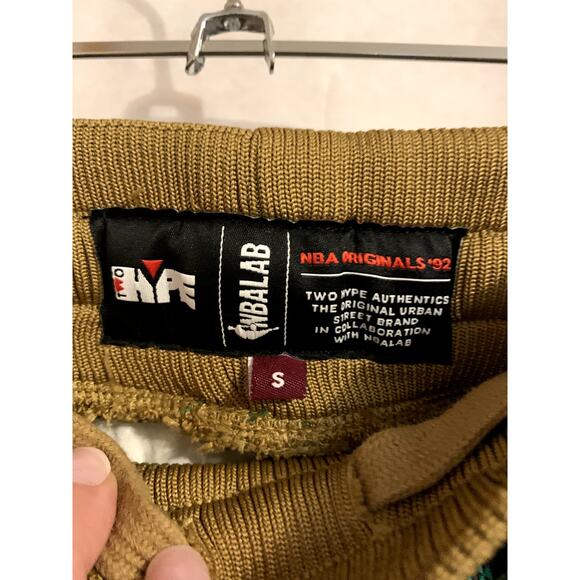 Two Hype NBA LAB Boston Celtics Team Kente Shorts Green Logo Mens Size Small - Picture 5 of 8